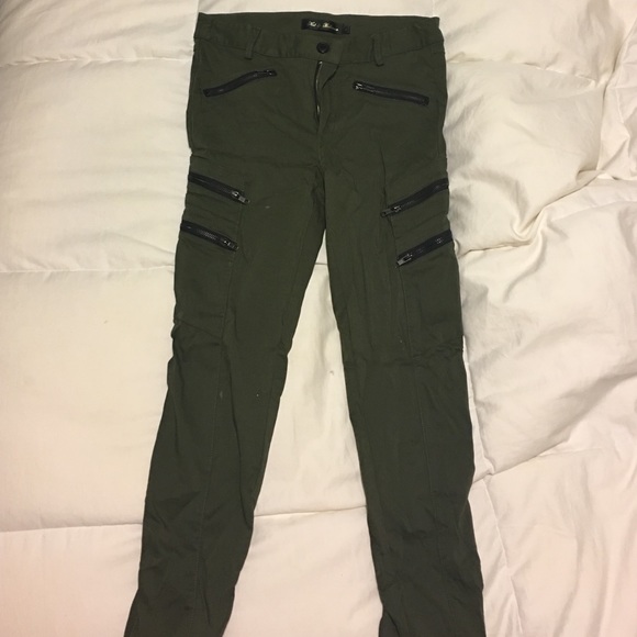 Edgy, high waisted skinny pants
