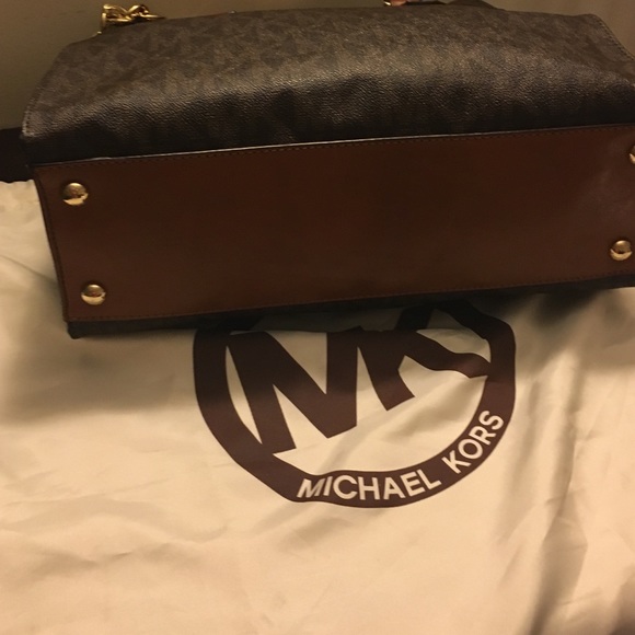 Perfect Condition-Michael Kors Hamilton bag. - Picture 2 of 4