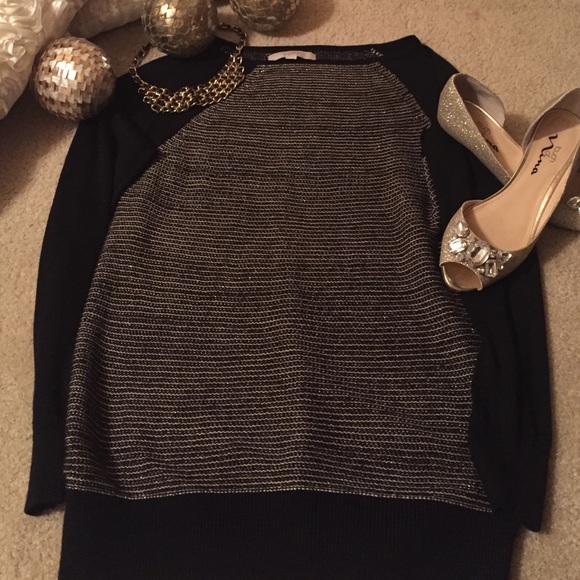 Long sweater that's perfect to wear with leggings.