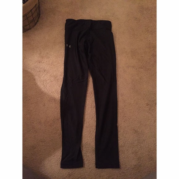 ❌❌SOLD❌❌ Under Armour shiny black leggings!
