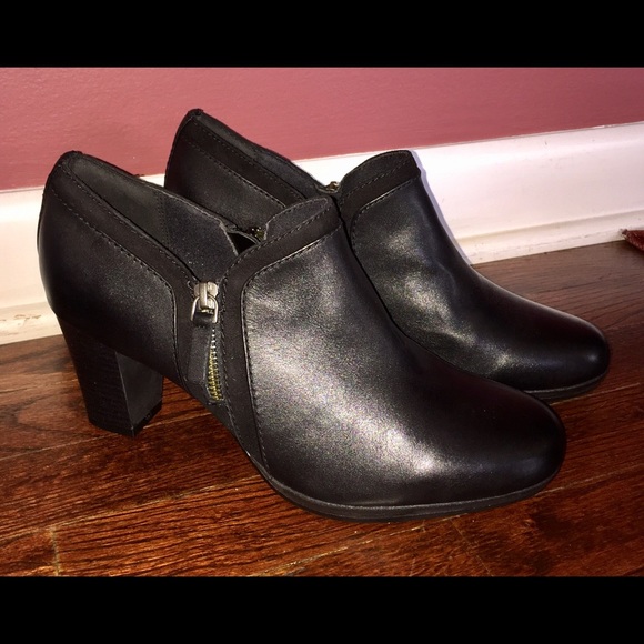 Clark's black leather suede trimmed bootie