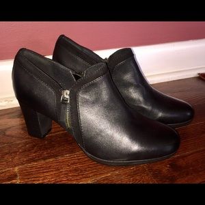 Clark's black leather suede trimmed bootie