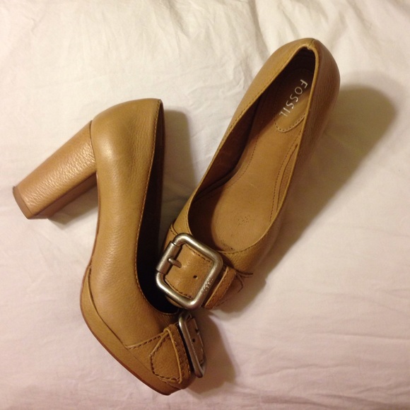 Fossil size 5 1/2 heels