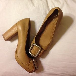 Fossil size 5 1/2 heels