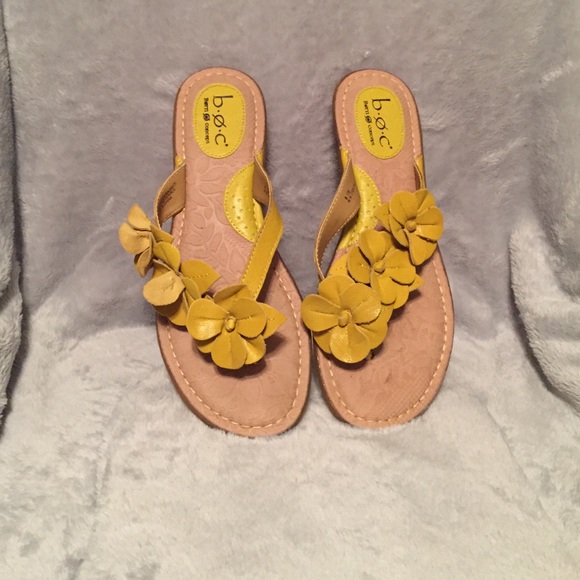 Yellow sandals with flower detail - Picture 1 of 3