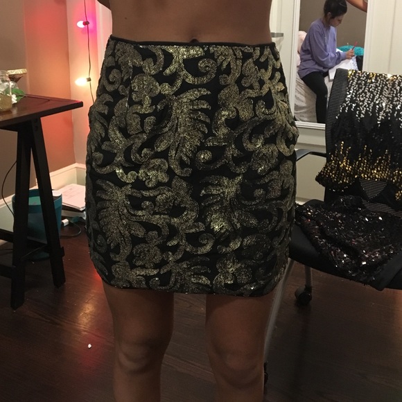 Gold and black skirt!