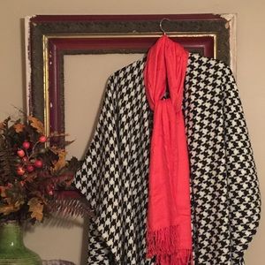 Versatile black and white houndstooth shawl