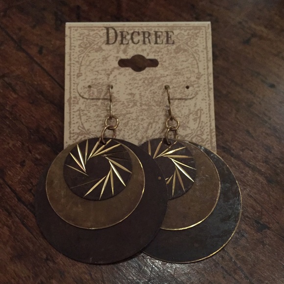 Decree earrings designed in metal bronze / brown
