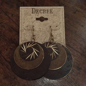 Decree earrings designed in metal bronze / brown
