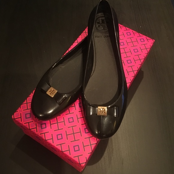Tory burch jelly flats in black with bow (size 6)