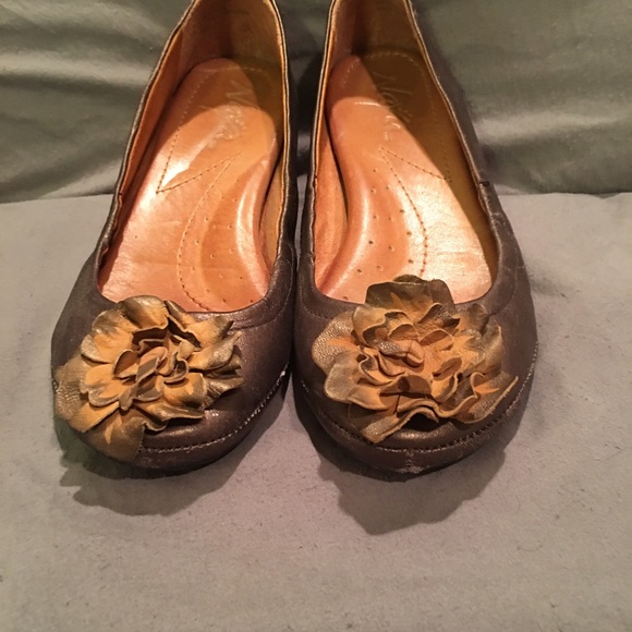 Size 5 Naya (naturalizer) flats