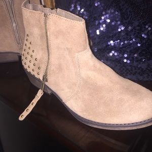 Booties Tan Studded Size 9 NWOT Super Cute
