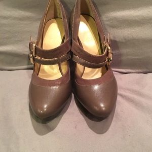 Size 5 Nine West taupe heels
