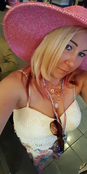 Meet your Posher, Danielle - Picture 3 of 4