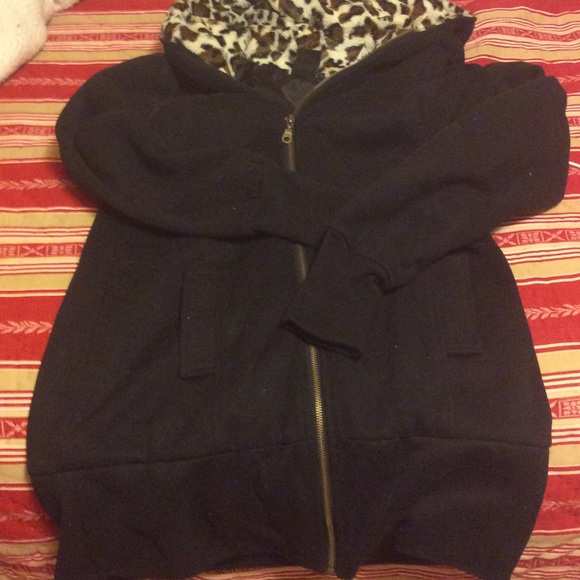 Thick, lined black hoodie with leopard details - Picture 2 of 4