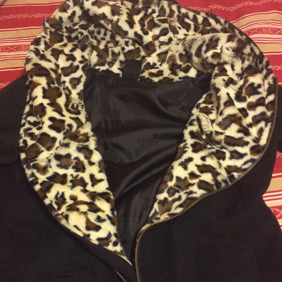 Thick, lined black hoodie with leopard details - Picture 3 of 4