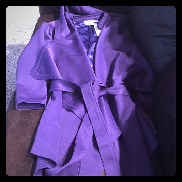 Beautiful light trench coat, very elegant style.