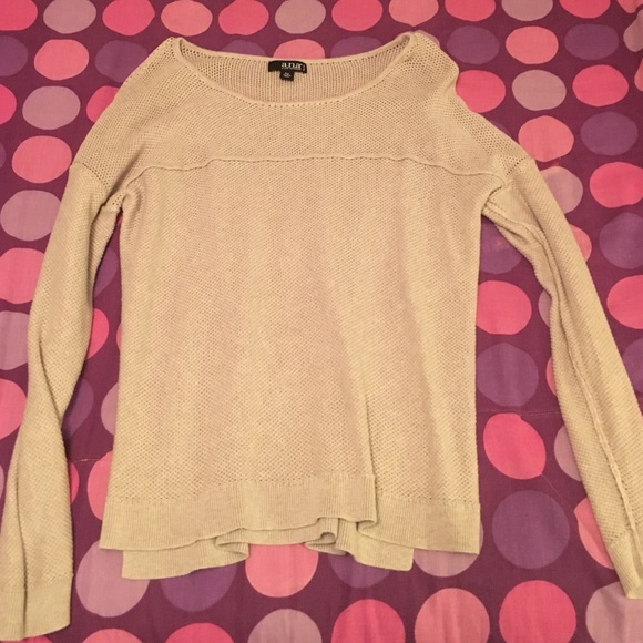 Super cute tan sweater! 💕