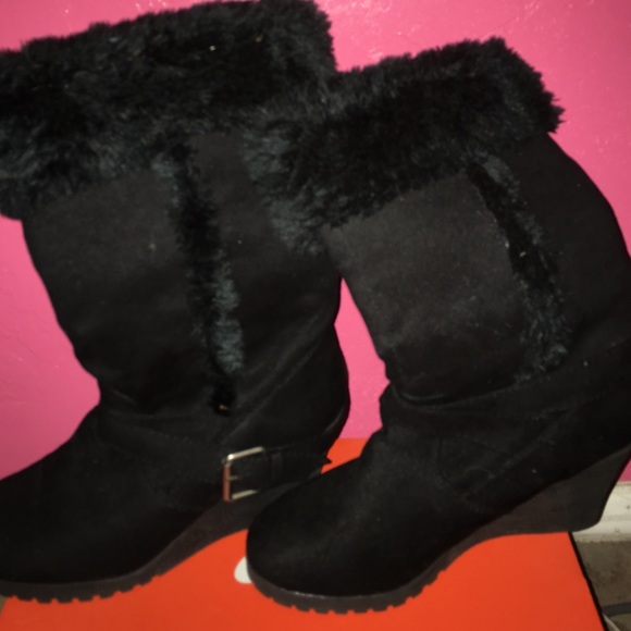 Black heeled boots