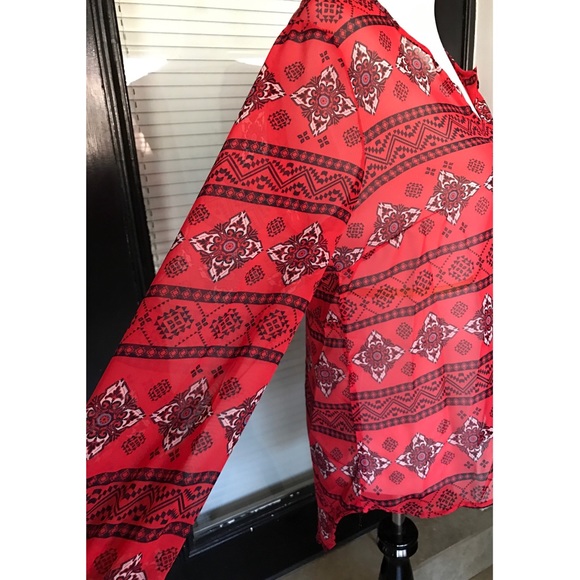NWT Patterned Lace Back Top - Picture 4 of 4