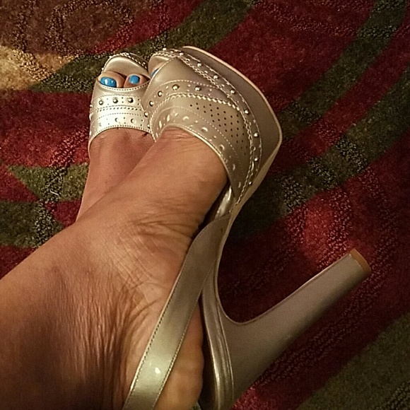 Amazing pair of golden heels! - Picture 3 of 4