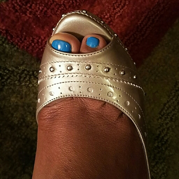 Amazing pair of golden heels! - Picture 4 of 4