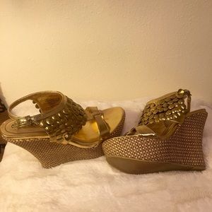 Gold wedge sandals,  (Dereon )