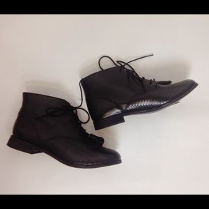 Topshop- VINTAGE LOOKING BLACK BOOTIES