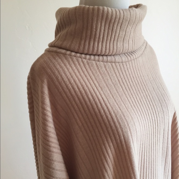 SALE🎉 Soft Cowlneck Sweater Tunic - Small Defect - Picture 2 of 4