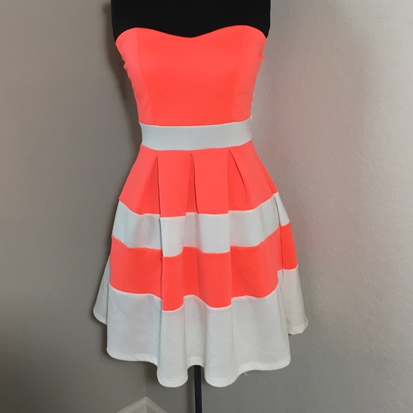 Charlotte Russe Dresses & Skirts - Charlotte Russe Peach/White Skater Dress S