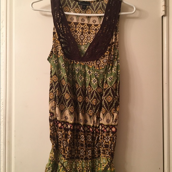 Multicolor shirt w/Crocheted neckline. Size medium