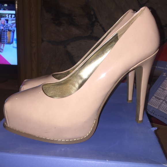 Vera Wang Pumps