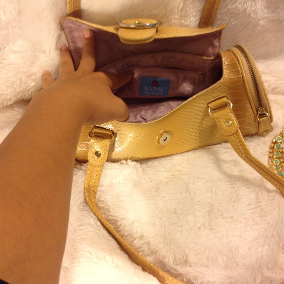 NWOT KATHY VAN ZEELAND Faux leather barrel bag - Picture 3 of 4