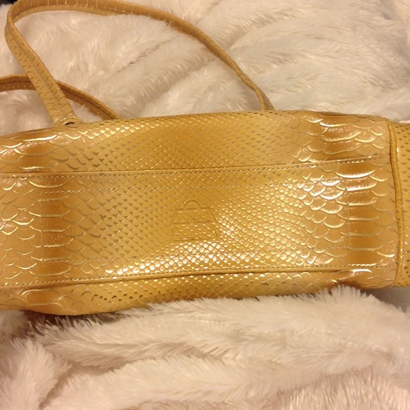 NWOT KATHY VAN ZEELAND Faux leather barrel bag - Picture 4 of 4