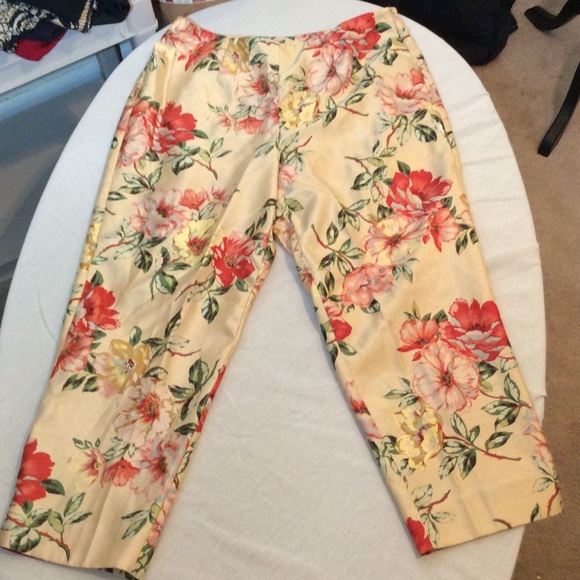 Woman's flowered capris