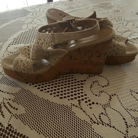 MUDD Woven Beige Wedges