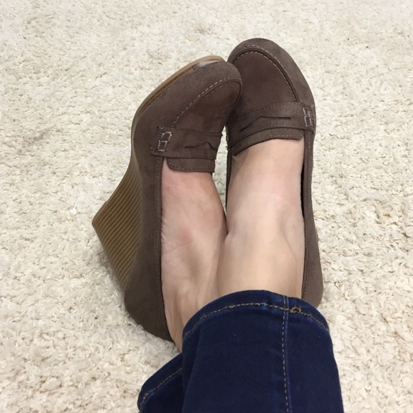 Gray Suede Wedges 8.5 - Picture 4 of 4