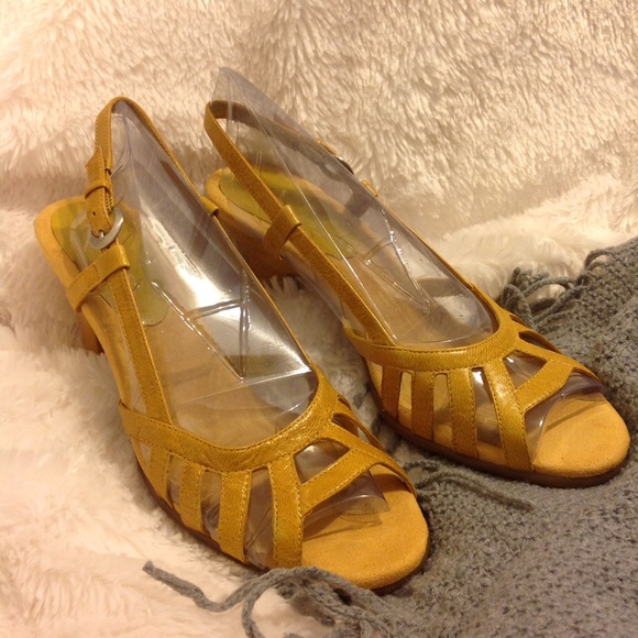 NWOB AEROSOLES Mustard Yellow Leather Slingbacks