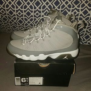 🚨🚨SOLD🚨🚨COOL GREY 9'S Retro Size 8 in Women