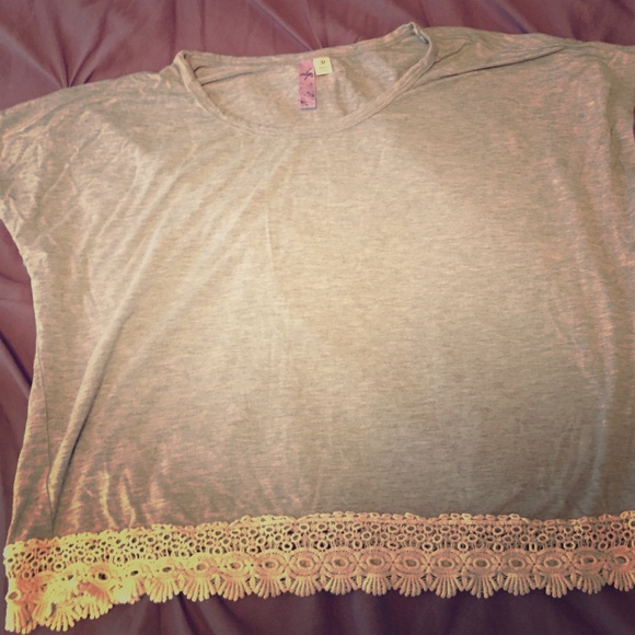 Grey t shirt