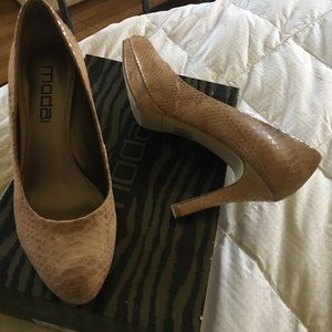 Size 8 tan platform snakeskin heels