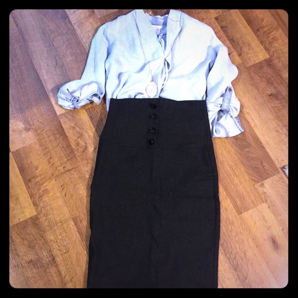 Small high waited black skirt