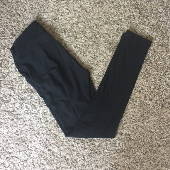 🎉NWOT🎉 LuLaRoe Solid Black OS Leggings HTF!
