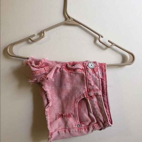 Short shorts in pink