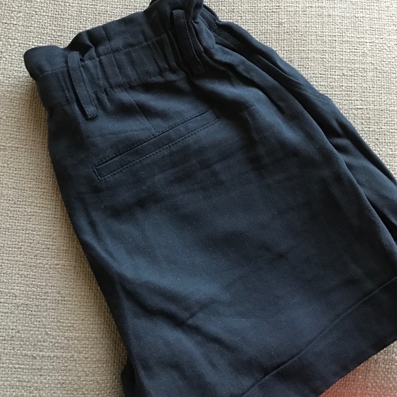 Cute black short with ruffled waistband - Picture 2 of 2