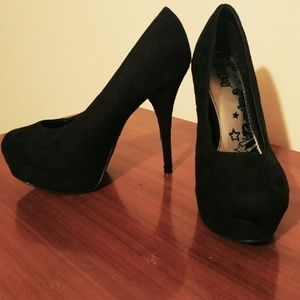 Size 7 black pumps