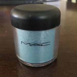 MAC Full Sized Pigment in Mutiny