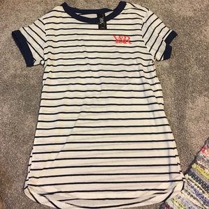 YOUNG AND RECKLESS tee