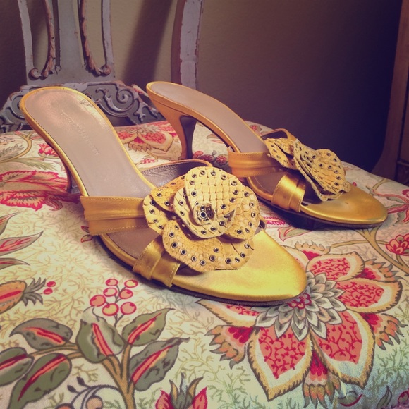 Satin and leather 👠 yellow is the new color!