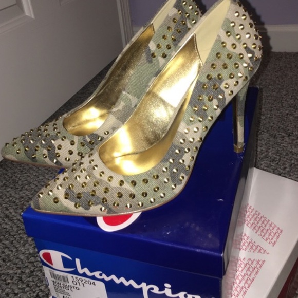 Shoes - NWOT SIZE 6 CAMO HEELS